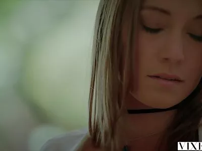 Girflriend filmer sin flickvän som rider på en porrfilm lesbisk kuk