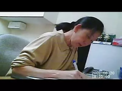Avsugning från en unge dansk porrfilm och en belastning på ansikte och mun