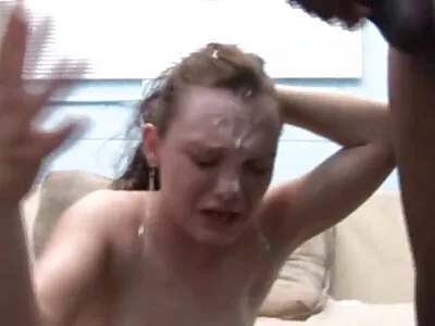 Brunett suger min stora mjukporr film kuk och jag cum på hennes ansikte