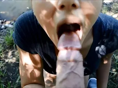 En bystig slampa masserar en dansk porrfilm kuk