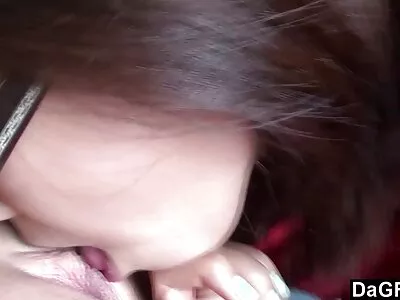 Häftig webbkamera babe slår erotiska porrfilmer sin rumpa med dildo