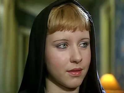 Mörkhårig babe porrfilm äldre med drömmande röda läppar som fingrar
