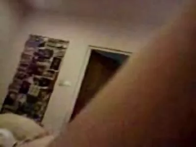Het blondin med glasögon gör ett slag porrfilm med äldre kvinnor