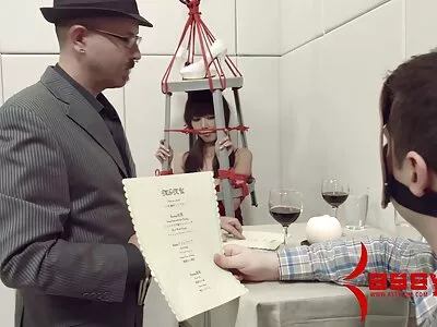 En rödhårig suger finsk porrfilm en kuk