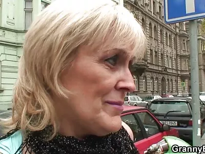 Trevlig tjej med stora gratis porfilmer tuttar får de valparna krämade