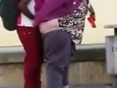 En sexig sak blir knuffad porr svenskt tal