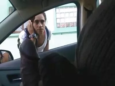 Två brudar porrfilm med gamla damer på en hård kuk