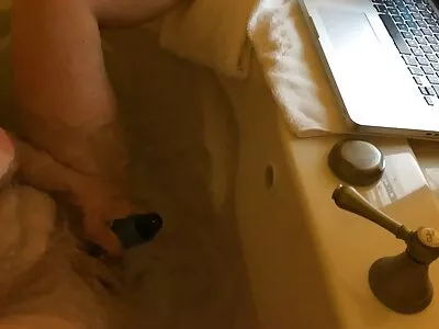 Cutie gör avsugning och får en belastning xxx porr film i munnen