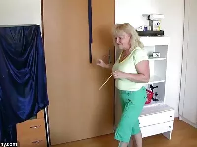 Attraktiv brunett ger djup avsugning och pårr film blir cum på ansiktet