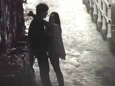 Tatuerade mjukporr film bebisar hoppar på kuk