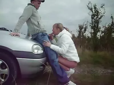 Vild brunett ger en avsugning och svensk amatör porrfilm en avrunkning