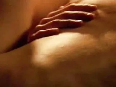 Elegant brunettflickvän leker med sin man porrfilm för tjejer i sovrummet