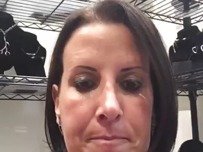 Lustful make satte sin vackra brunett milf fru att suga filmporr kuk när föräldrar ut