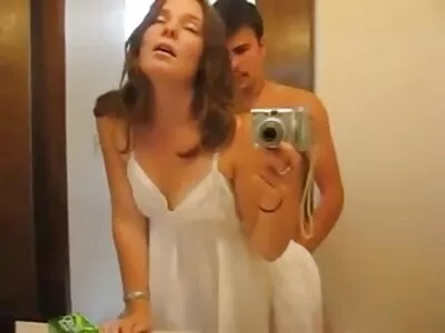 Passionerat sex med en porrfilm lesbisk ung flickvän på golvet